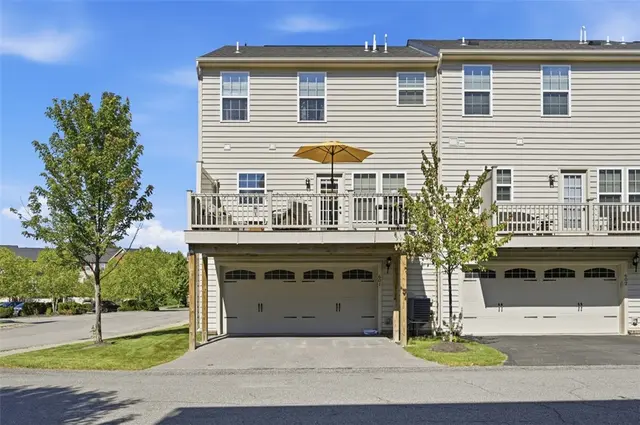 601 Pointe View DRIVE gallery image 32
