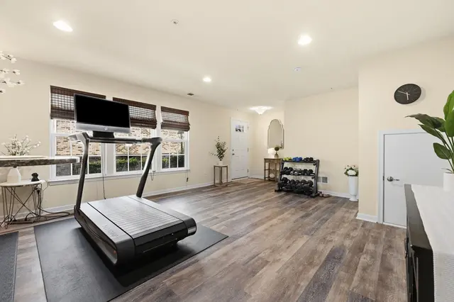 601 Pointe View DRIVE gallery image 36