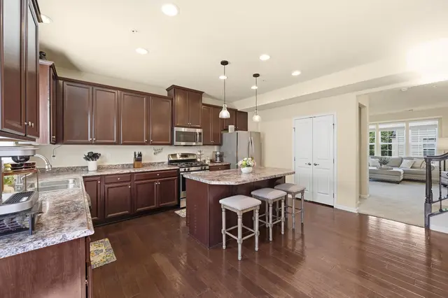 601 Pointe View DRIVE gallery image 38