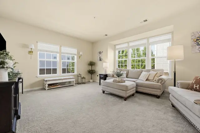 601 Pointe View DRIVE gallery image 43