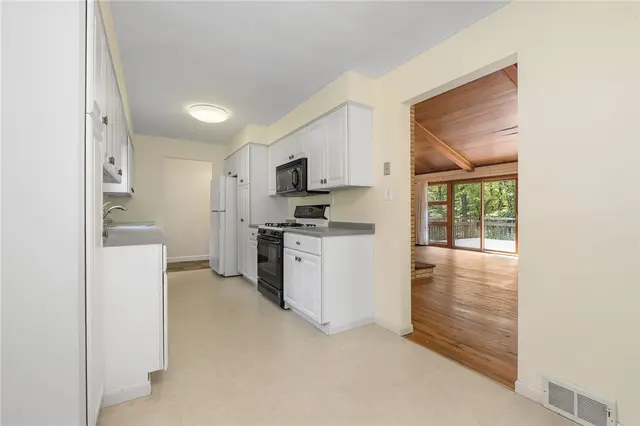 603 Greenspring Dr gallery image 32