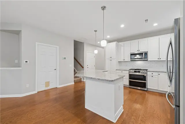 6043 Liberty Blvd. gallery image 9
