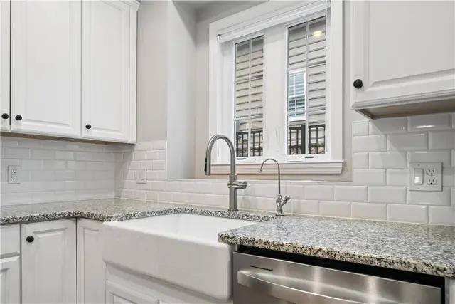 6043 Liberty Blvd. gallery image 11