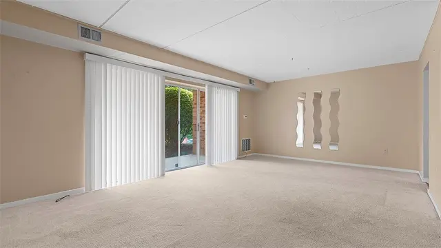605 Calais Dr 104 gallery image 27