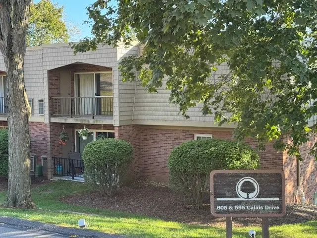 605 Calais Dr 301