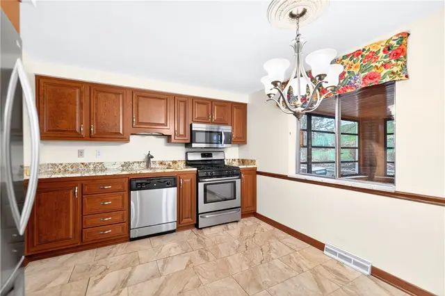 608 CARARRA DRIVE gallery image 10