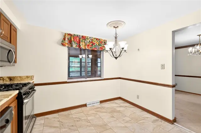 608 CARARRA DRIVE gallery image 14