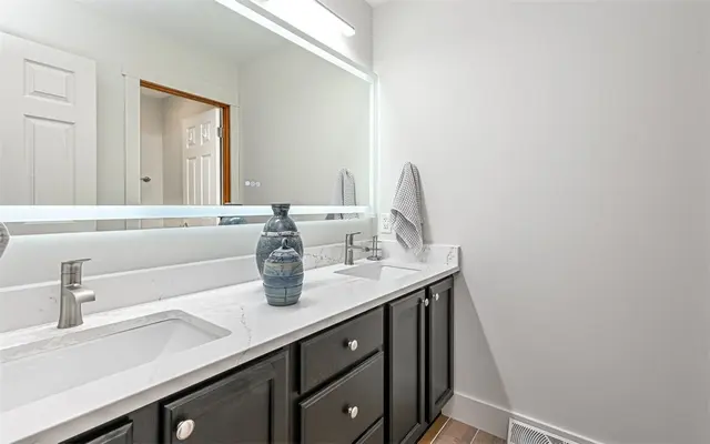 609 Cheshire Drive gallery image 25