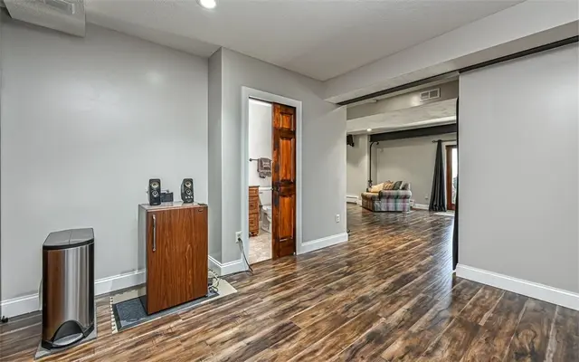 609 Cheshire Drive gallery image 34