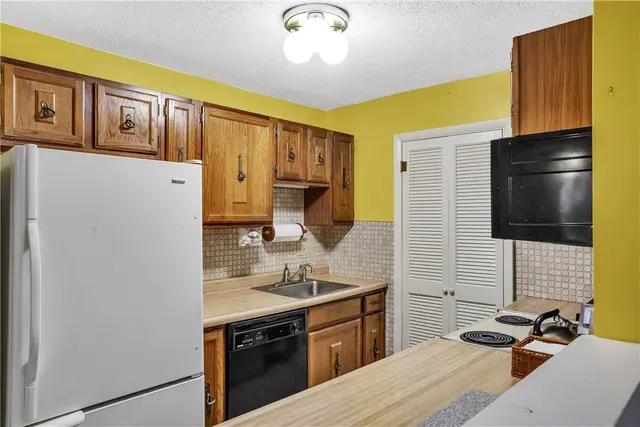 61 Strawberry Lane gallery image 8