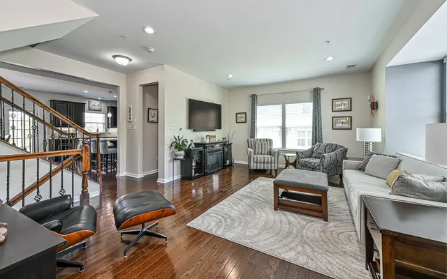 610 Broadmore LANE gallery image 3