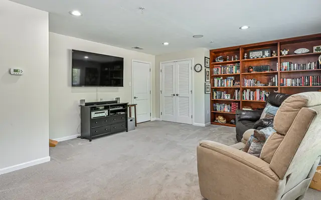 610 Broadmore LANE gallery image 20