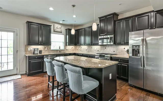 610 Broadmore LANE gallery image 21
