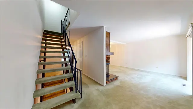 610 Maplewood Ct gallery image 12