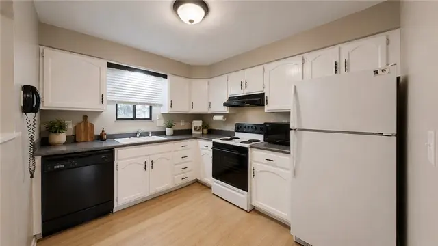 610 Maplewood Ct gallery image 15