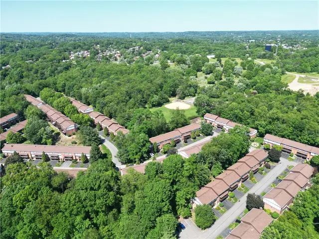 610 Maplewood Ct gallery image 21