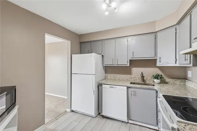 611 Calais DRIVE 4204 gallery image 7