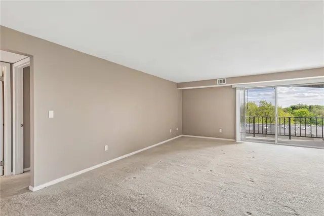 611 Calais DRIVE 4204 gallery image 11