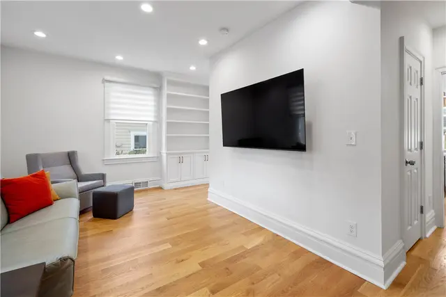 611 Grimes St gallery image 3