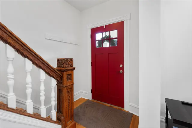 611 Grimes St gallery image 8
