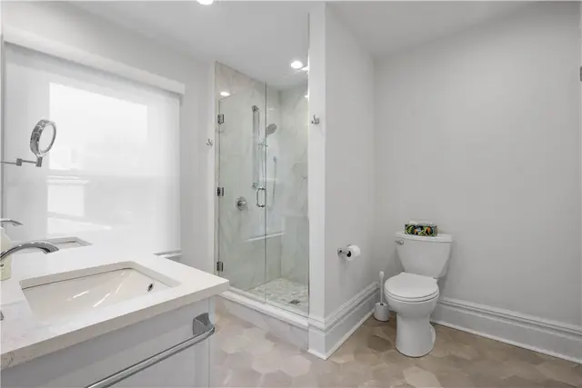 611 Grimes St gallery image 9