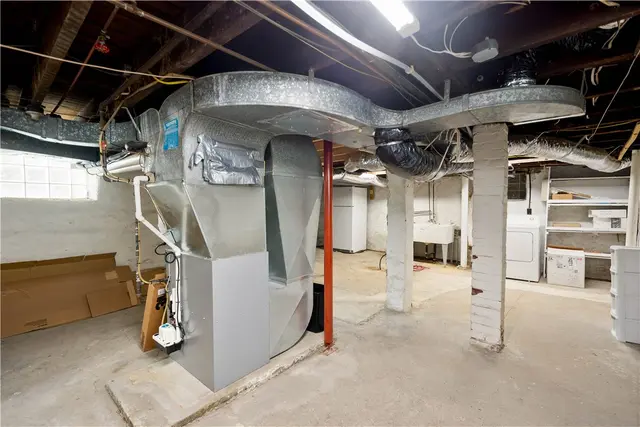 611 Grimes St gallery image 14