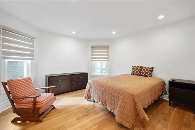 611 Grimes St gallery image 19