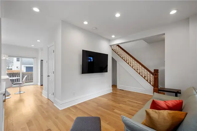 611 Grimes St gallery image 23