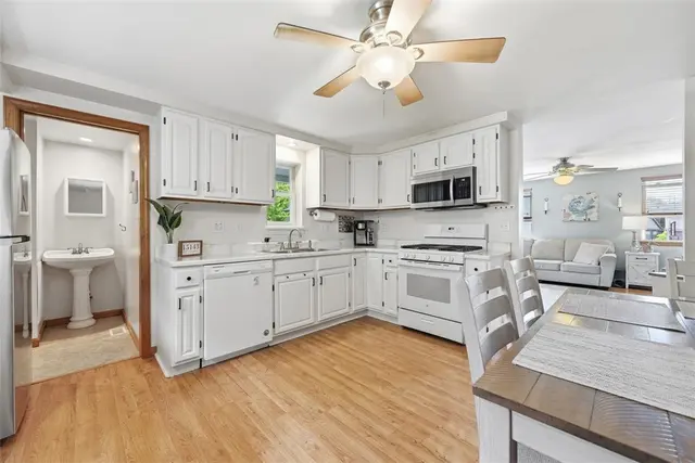 615 Lincoln Pl gallery image 6