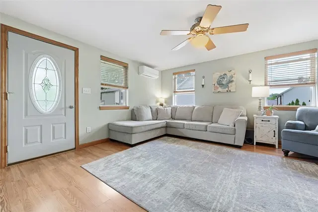 615 Lincoln Pl gallery image 10