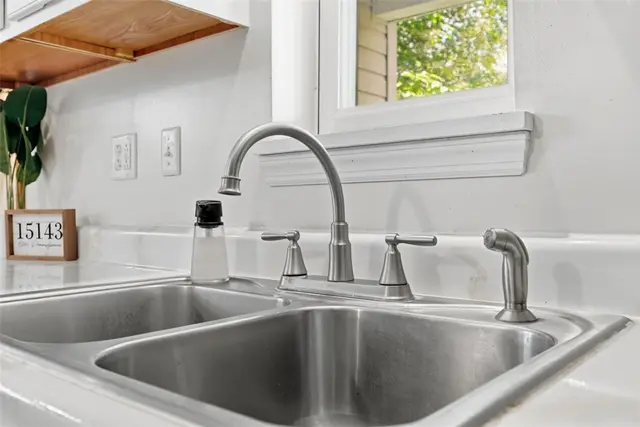 615 Lincoln Pl gallery image 15