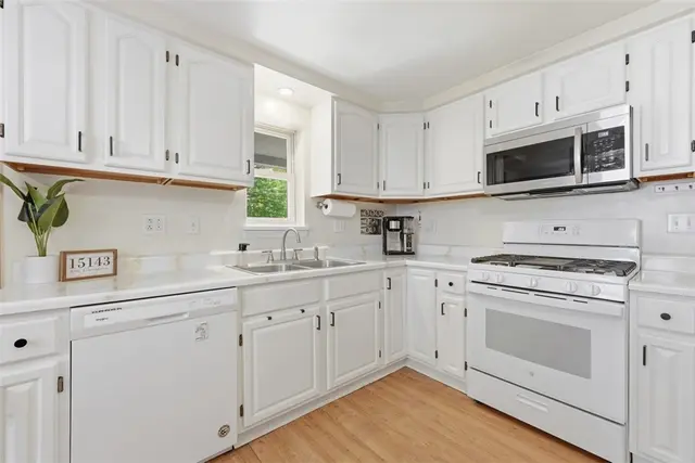 615 Lincoln Pl gallery image 18