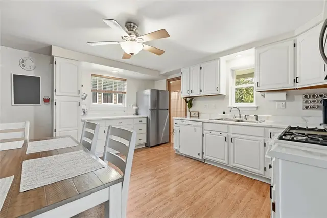 615 Lincoln Pl gallery image 24