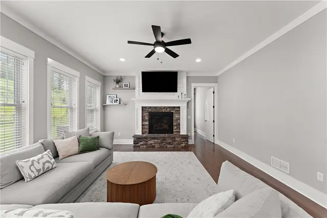 637 Chilliwack Ln gallery image 2
