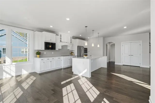 641 Tullamore Trail gallery image 35