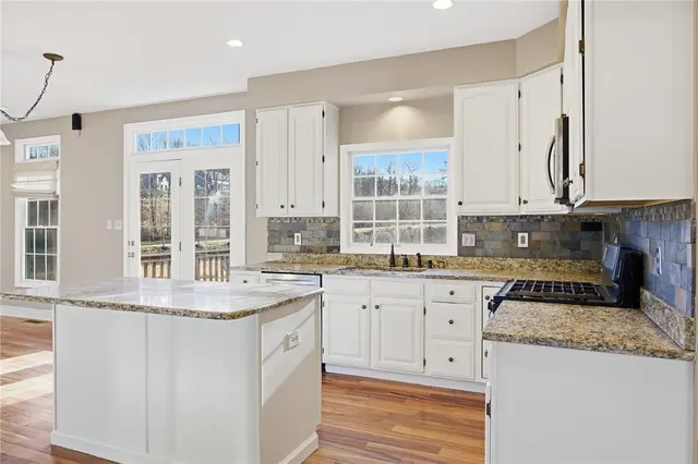 644 White Pine Dr gallery image 8