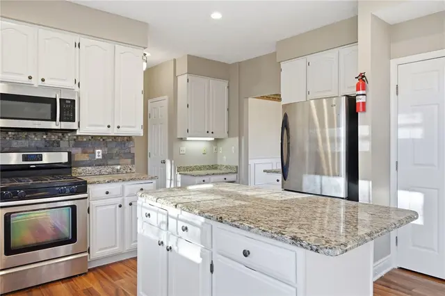 644 White Pine Dr gallery image 11