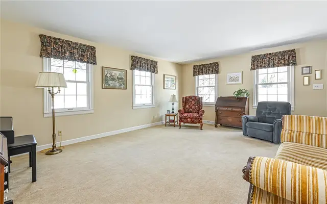 656 Bairdford Rd gallery image 4