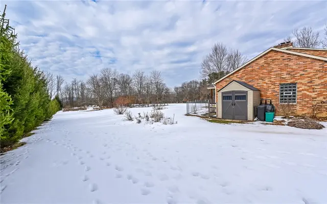 656 Bairdford Rd gallery image 31