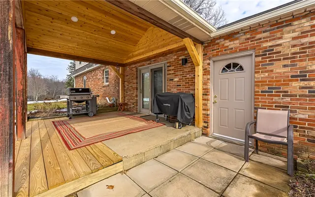 656 Bairdford Rd gallery image 38
