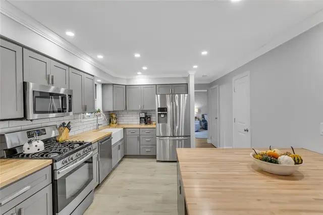659 Huntington Dr gallery image 11