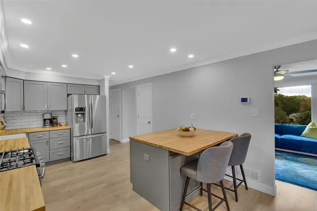 659 Huntington Dr gallery image 20