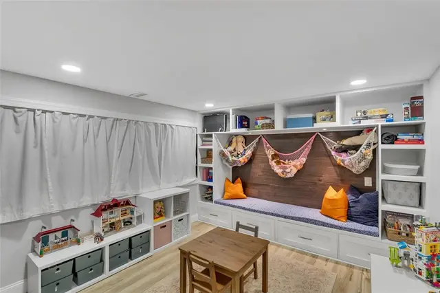 659 Huntington Dr gallery image 33