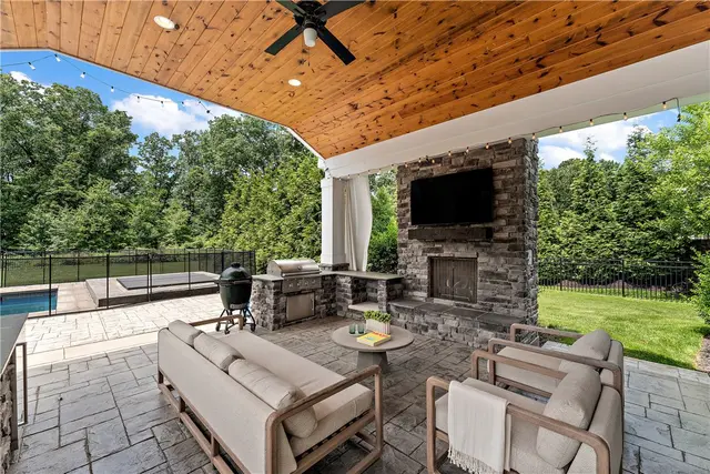 665 Chilliwack Ln gallery image 27
