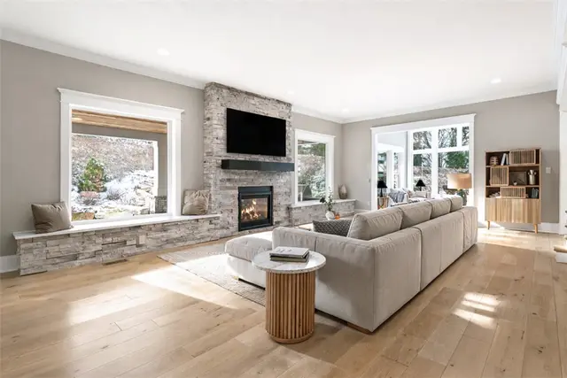687 Chilliwack Ln gallery image 29