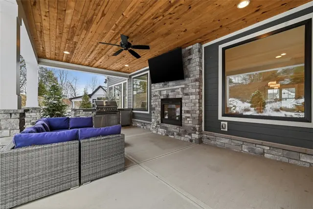 687 Chilliwack Ln gallery image 48