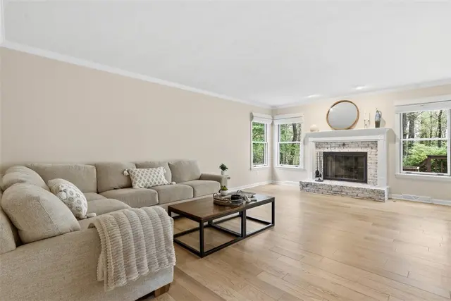 700 Bridle Path gallery image 9