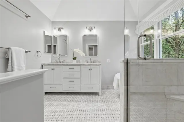 700 Bridle Path gallery image 10