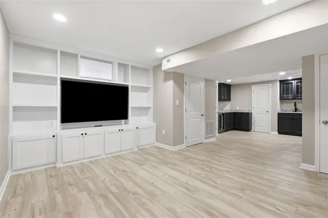 700 Bridle Path gallery image 12