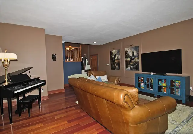 702 Magnolia Lane gallery image 12